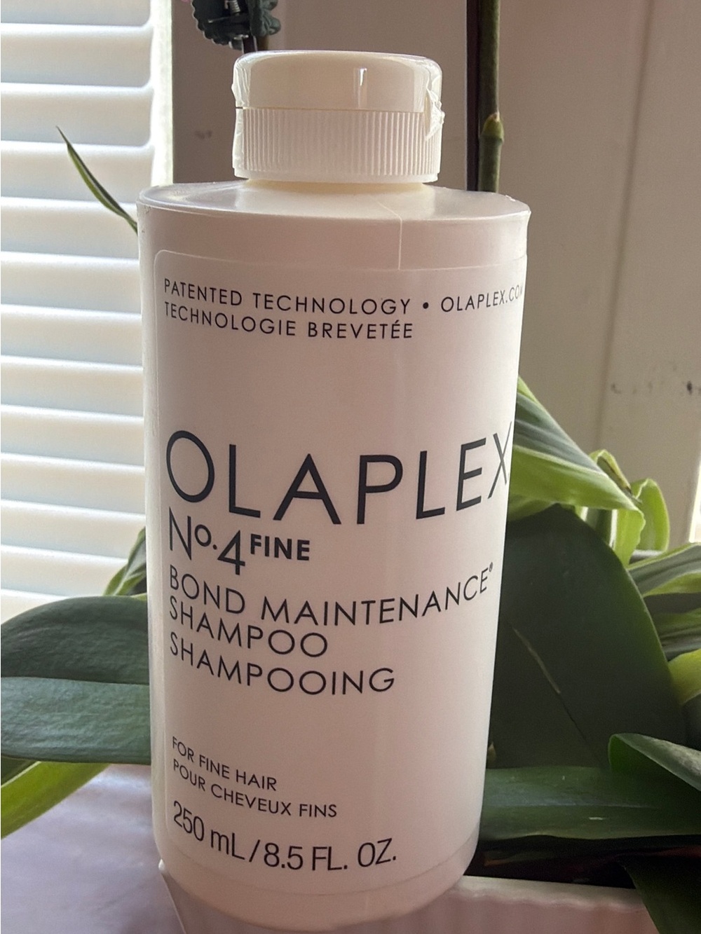 Olaplex No.4 Bond Maintenance Shampoo – White